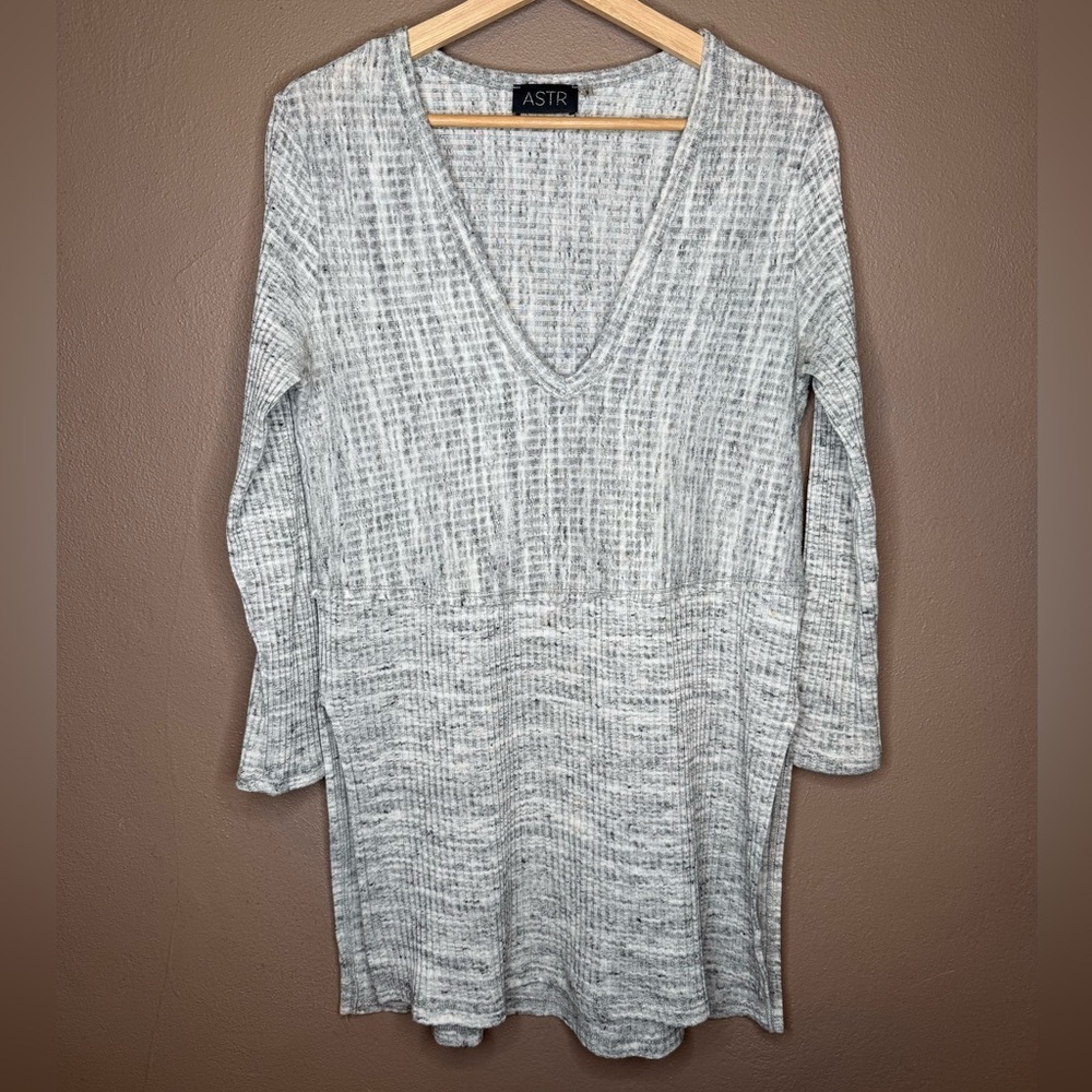 ASTR Light Gray V-Neck Knit Long Sleeve Tunic Medium Cabincore Streetwear Netral